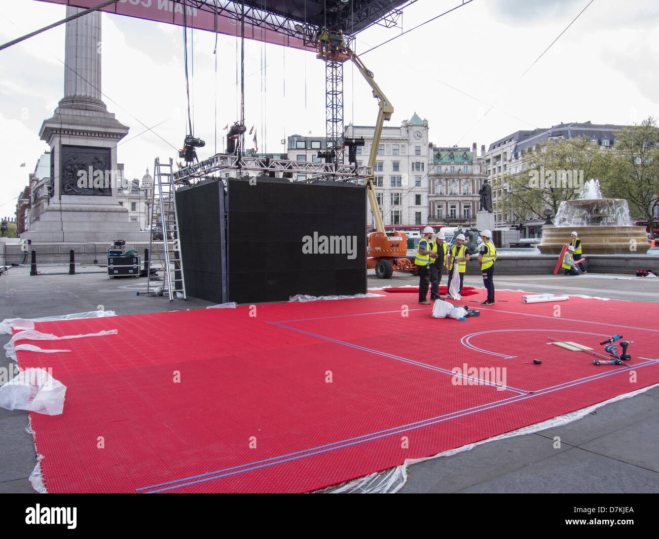 Trafalgar Square, London, UK, 9. Mai 2013 - Bau der Euroleague-Fan-Zone, eine kostenlose, Outdoor-Festival für Basketball und nicht-Basketball-Fans gleichermaßen, das drei Tage lang, vom 10. Mai bis 12. Trafalgar Square übernehmen wird.  Dieses Festival begleitet das Euroleague Final Four, bei O2 in Greenwich gespielt wird. Bildnachweis: Stephen Chung/Alamy Live-Nachrichten Stockfoto