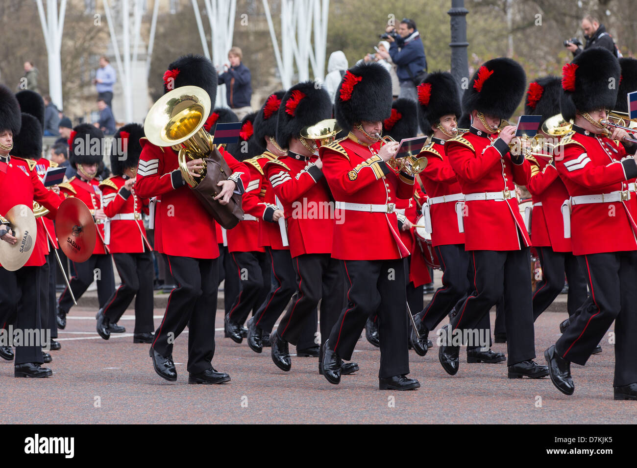 Wachablösung am Buckingham Palace mit the Beefeaters Brass Band. Stockfoto