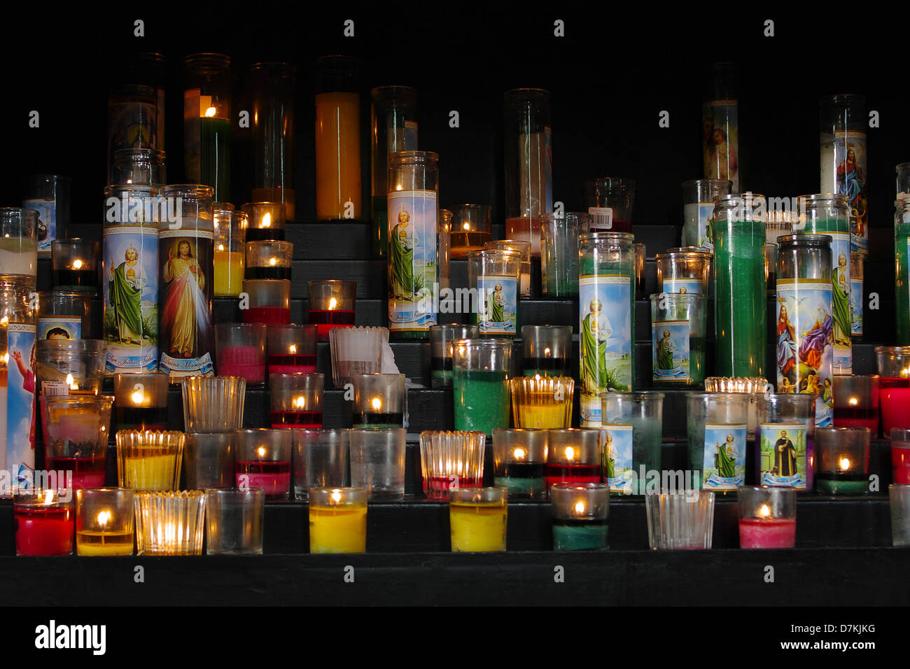 Votiv Kerzen in einer katholischen Kirche in Panama City, Panama. Stockfoto