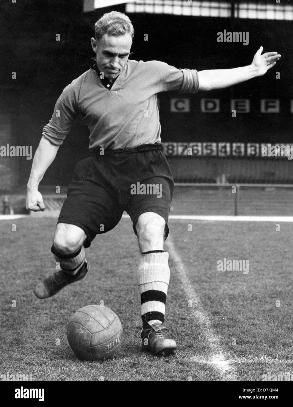 Billy Wright von Wolverhampton Wanderers im Molineux 1953 Stockfoto