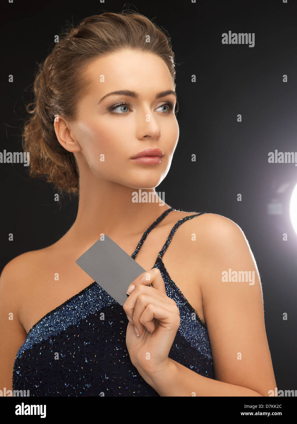 Frau im Abendkleid mit Plastikkarte Stockfoto