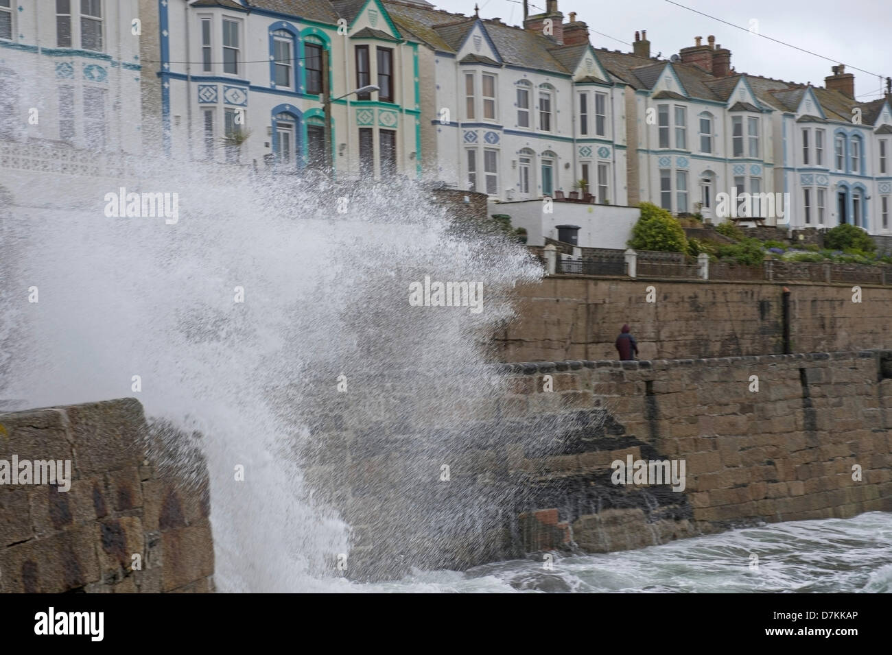 Porthleven, Cornwall, UK. 9. Mai 2013. Das Meer scheint für diese Zeit des Jahres am Hafen von Porthleven, spritzt über den Hafen Wänden auf der Straße und Bürgersteig rau. Bildnachweis: Bob Sharples/Alamy Live-Nachrichten Stockfoto
