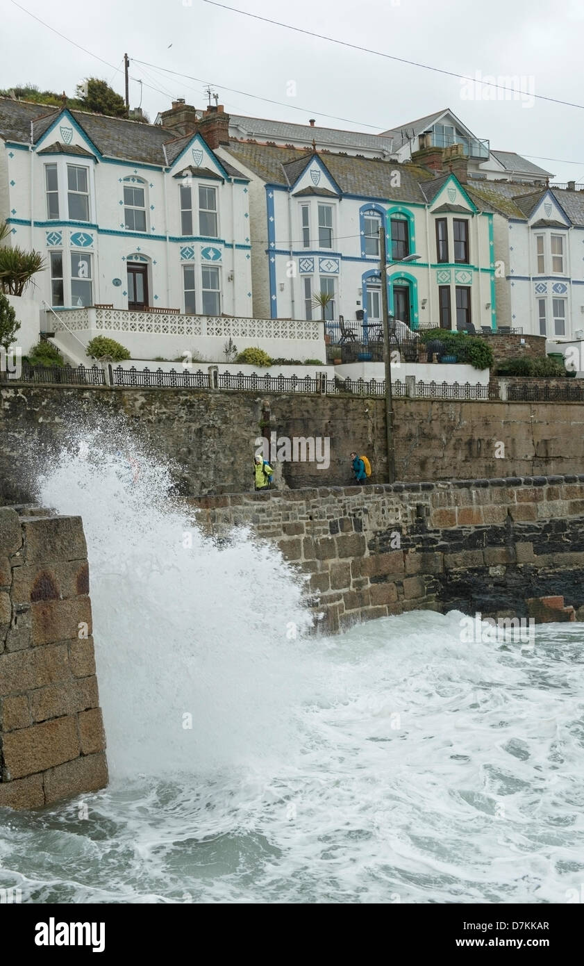 Porthleven, Cornwall, UK. 9. Mai 2013. Das Meer scheint für diese Zeit des Jahres im Hafen von Porthleven rau, Menschen zu Fuß vorsichtig um ein Einweichen zu vermeiden. Bildnachweis: Bob Sharples/Alamy Live-Nachrichten Stockfoto