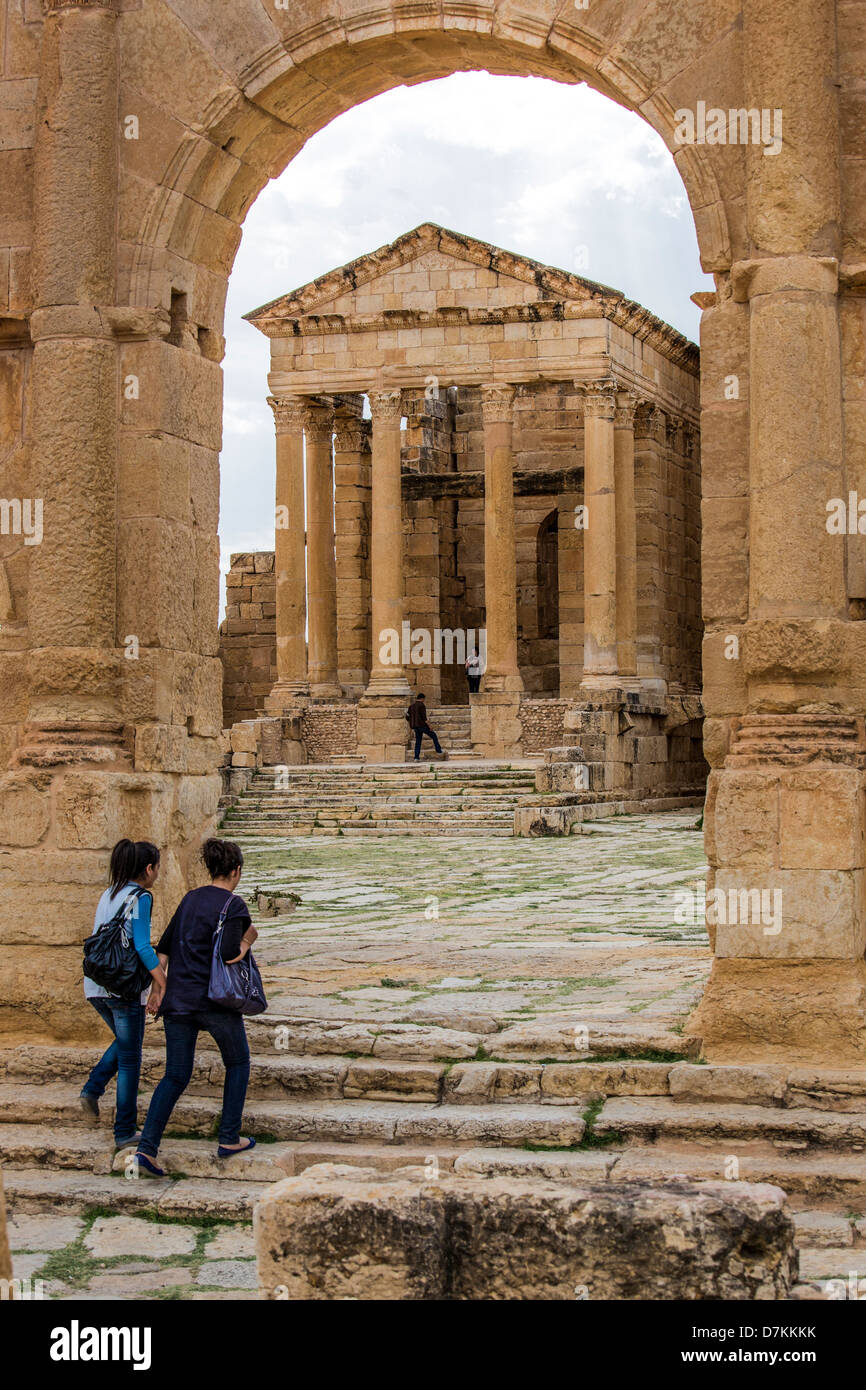 Betreten den Tempel des Jupiter in das Forum von Sufetula römischen Ruinen in Sbeitla Tunesien tunesische Pärchen Stockfoto