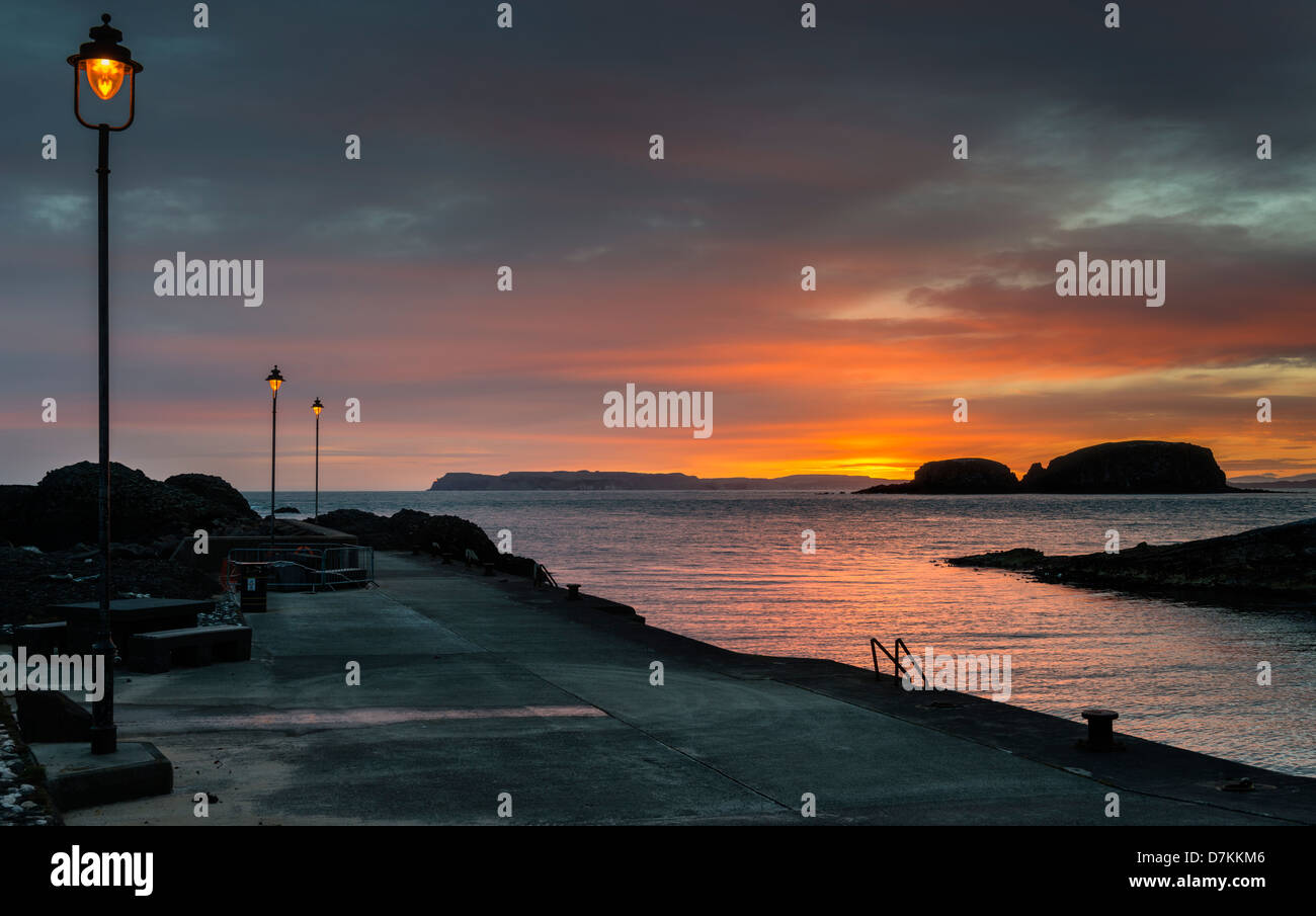 Sonnenaufgang am Ballintoy Harbour an der irischen Küste von Norden Stockfoto