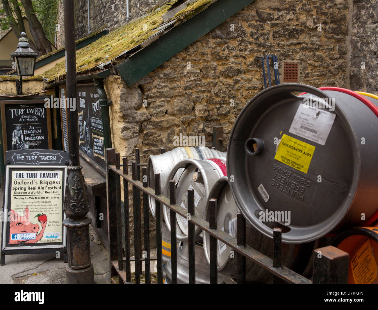 Die Welt berühmten Turf Tavern Pub mit Fässern Oxfordshire real Ale in Oxford, England, UK Stockfoto