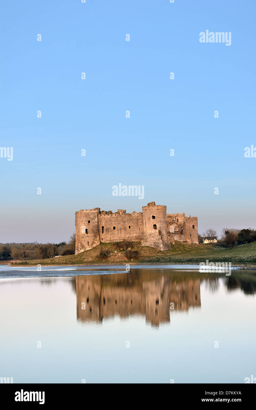 Carew Castle in Wales bei Sonnenuntergang im Winter Monate klaren blauen Himmel Stockfoto