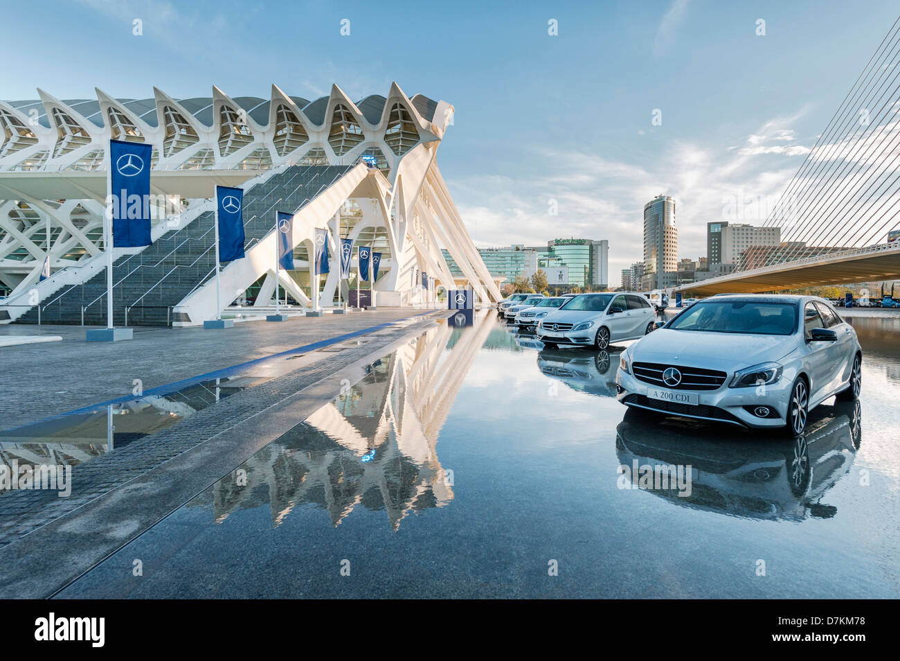 Mercedes-Benz Autos auf dem Display an der Stadt der Künste und Wissenschaften in Valencia Stockfoto