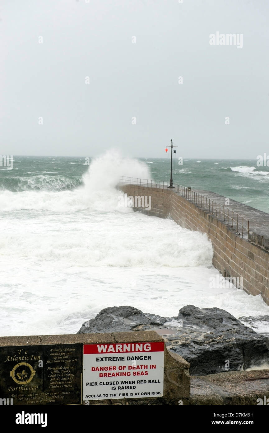 Porthleven, Cornwall, UK. 9. Mai 2013. Das Meer scheint für diese Zeit des Jahres im Hafen von Porthleven rau. Bildnachweis: Bob Sharples/Alamy Live-Nachrichten Stockfoto