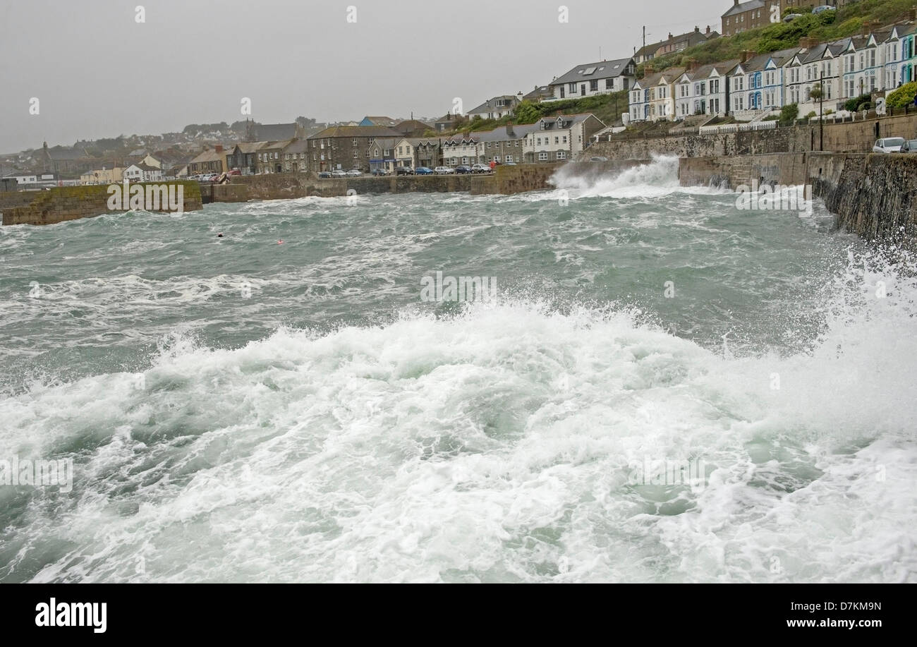 Porthleven, Cornwall, UK. 9. Mai 2013. Das Meer scheint für diese Zeit des Jahres im Hafen von Porthleven rau. Bildnachweis: Bob Sharples/Alamy Live-Nachrichten Stockfoto