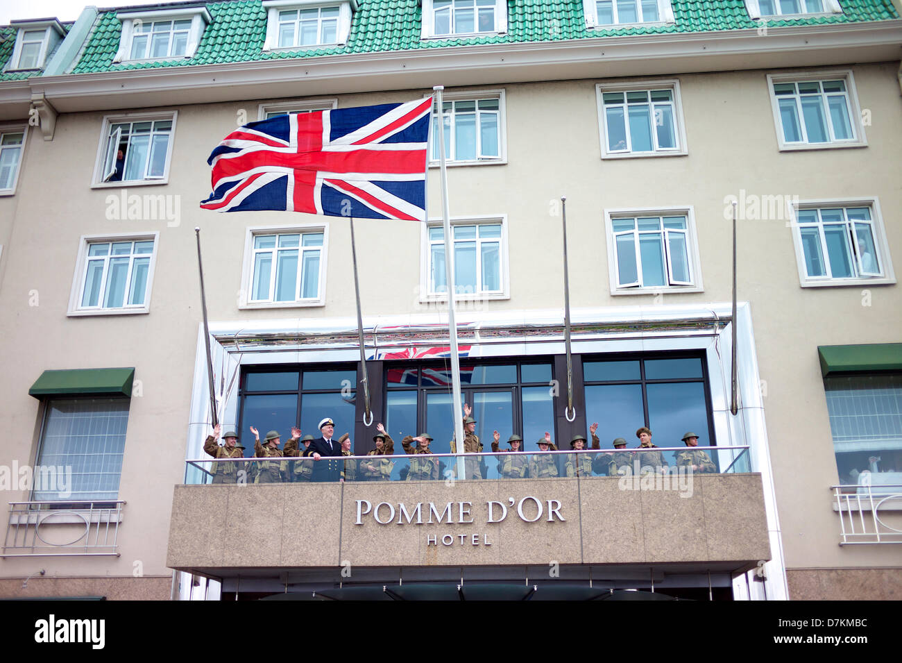 Jersey, Die Kanalinseln. Mai 2013. Wiederbelebung der Unionsflagge während der Befreiung von Jersey, Kanalinseln.der 9. Mai 2013 ist der 68. Jahrestag der Befreiung von Jersey, Kanalinseln, von deutschen Besatzungstruppen während des Zweiten Weltkriegs. Stockfoto