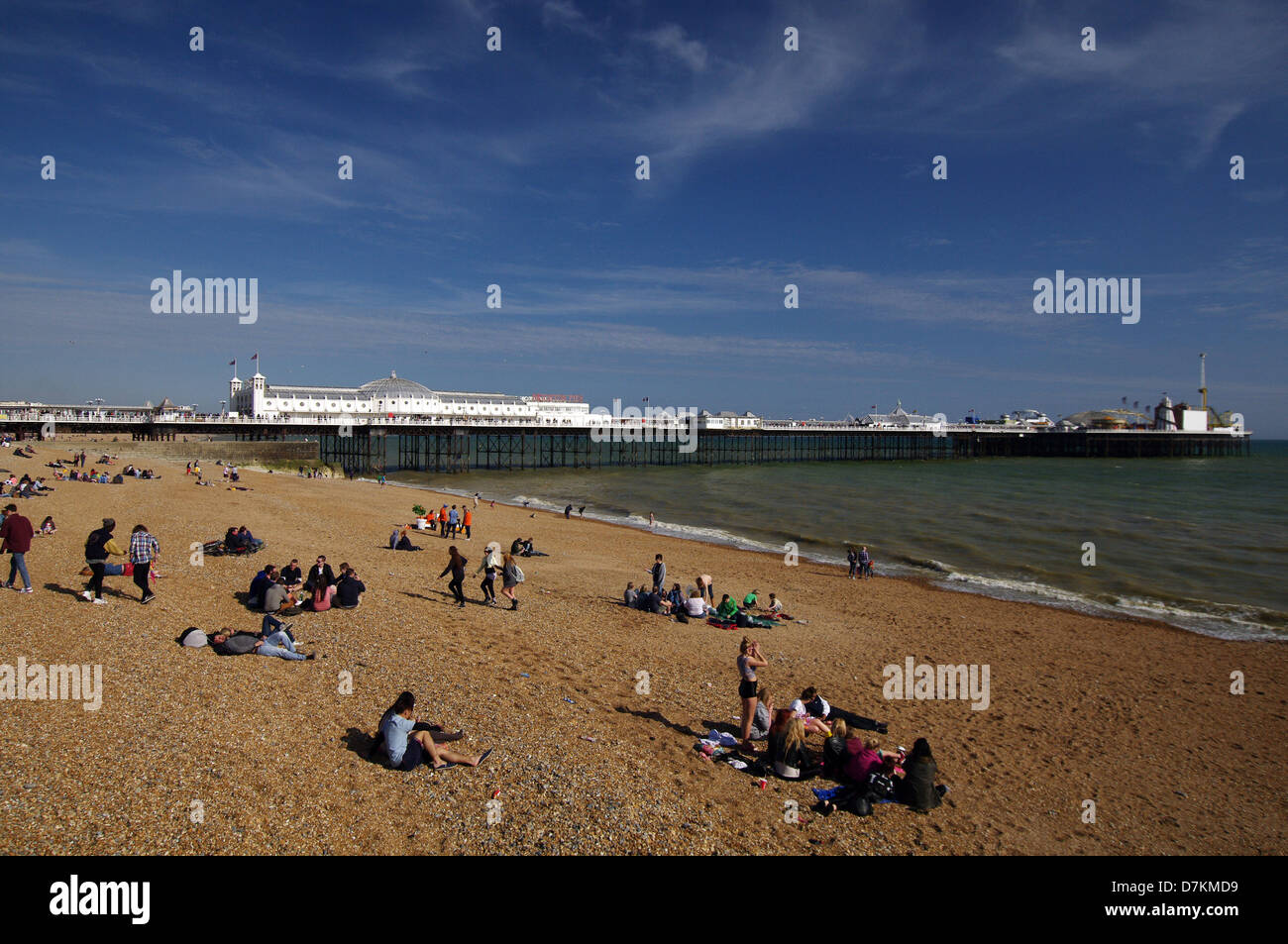 Brighton Strand an einem sonnigen Frühlingstag Stockfoto