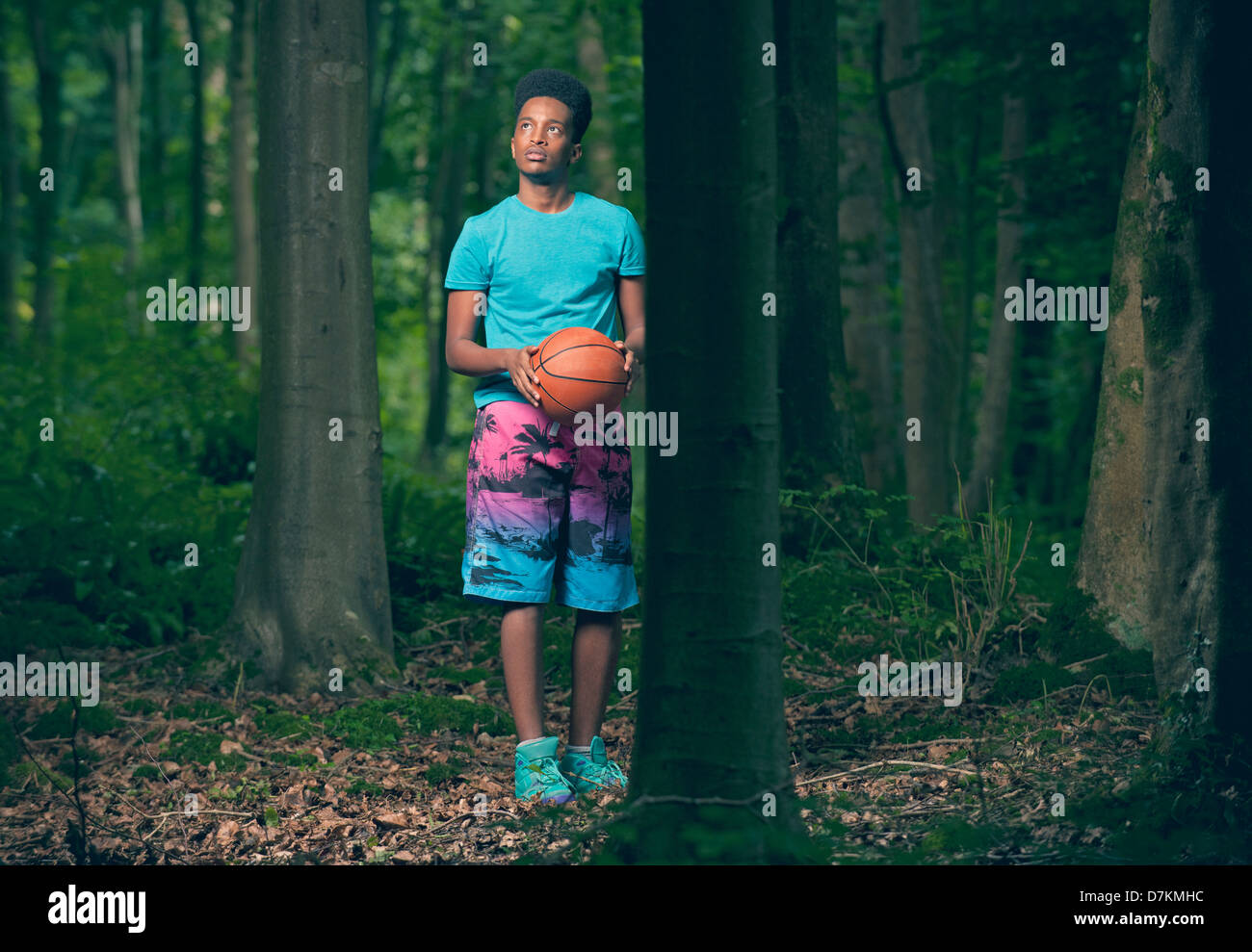 Young Black Man spielen Basketball in Wäldern Stockfoto