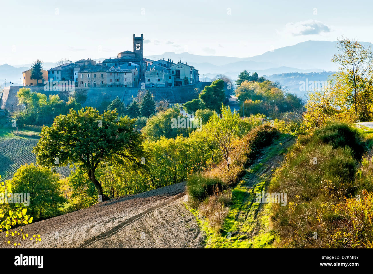 Das kleine Dorf Montefabbri auf einem Hügel der Region italienische Marken Stockfoto