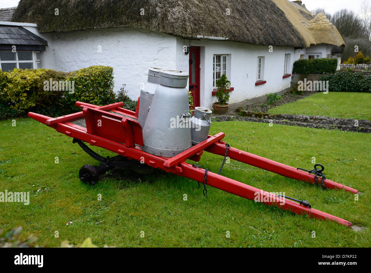 Milchkannen auf roten Wagen Adare Dorf strohgedeckten Limerick traditionelle Tradition attraktive Hüttendorf historische Stockfoto