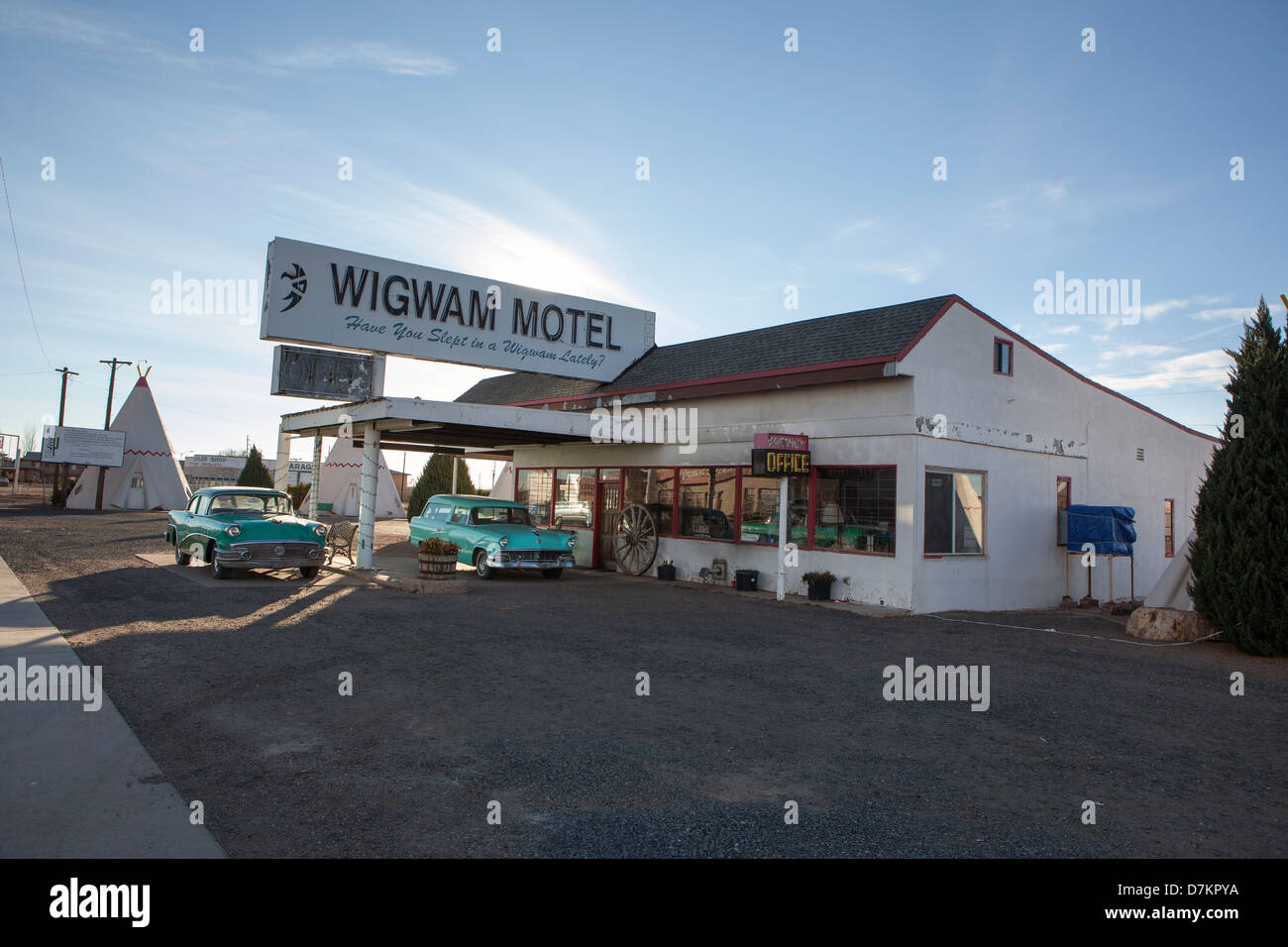 Einige alte Autos parkten außerhalb der Rezeption im Wig Wam Motel in Holbrook, Route 66, Arizona, USA Stockfoto