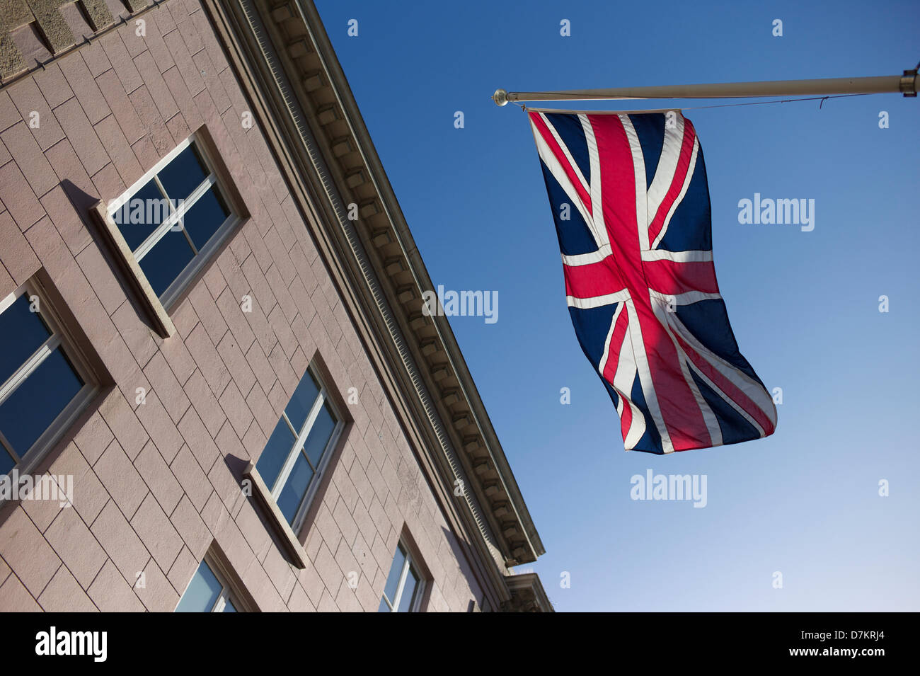 Anschluß-Markierungsfahne fliegen aus Jersey Gebäude. 9. Mai 2013 ist der 68. Jahrestag der Befreiung von Jersey, Kanalinseln von der deutschen Besatzungsmacht während des zweiten Weltkriegs. Stockfoto