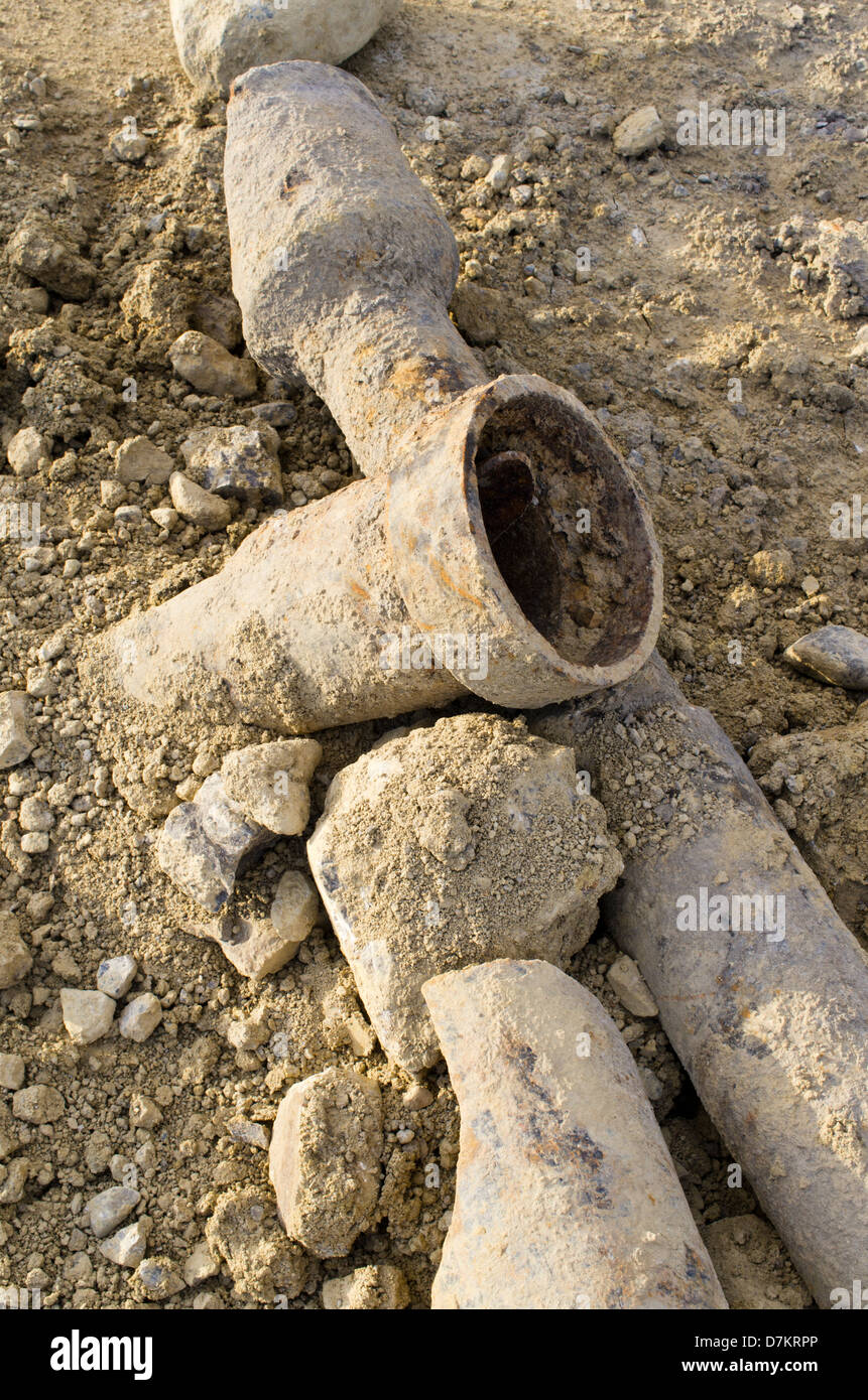 Alten gebrochenen Gussrohre ausgegraben auf einer Baustelle Stockfoto