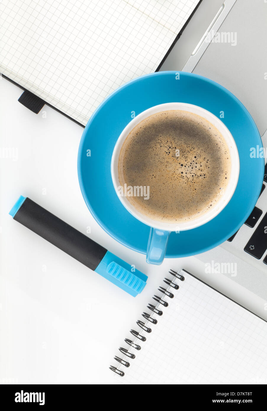 Blaue Kaffee Tasse und Bürobedarf. Ansicht von oben. Auf weißem Hintergrund Stockfoto