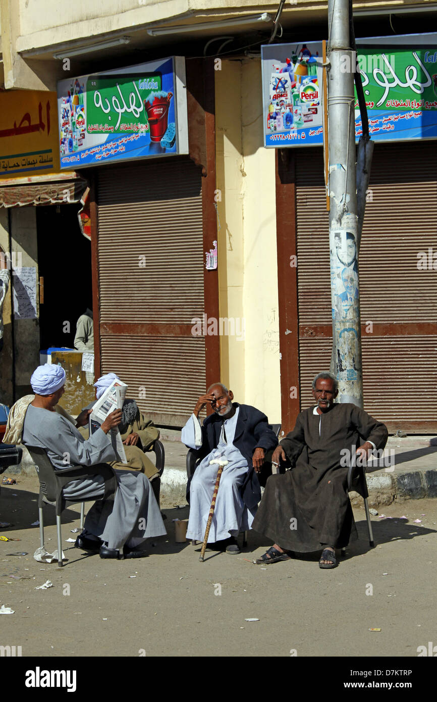 ALTEN muslimischen Männer sitzen LUXOR Ägypten 13. Januar 2013 Stockfoto