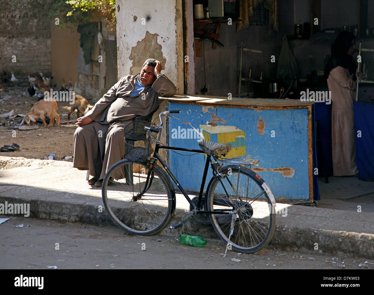 Mann schläft SAT & Fahrrad LUXOR Ägypten 13. Januar 2013 Stockfoto