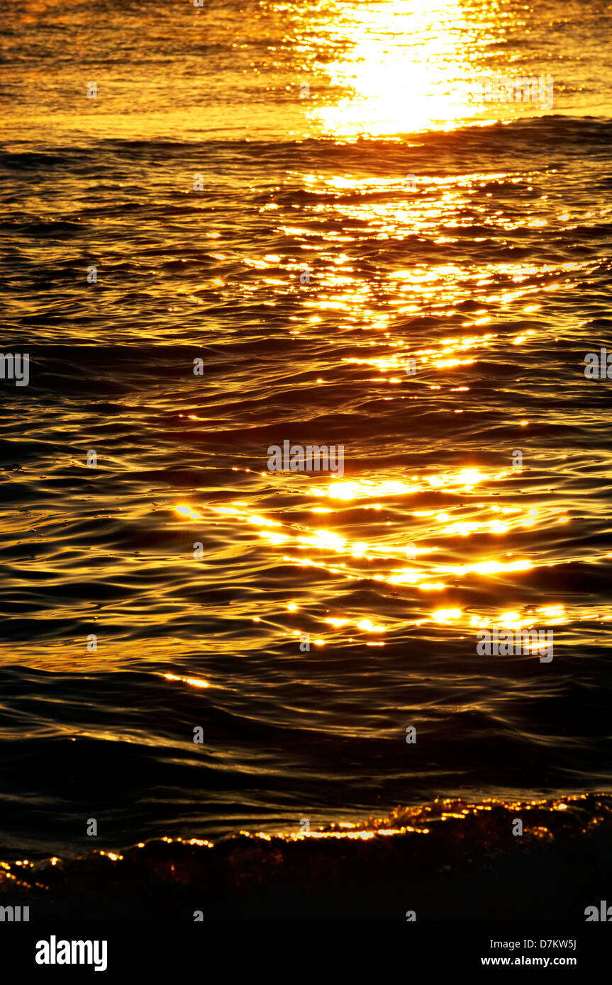 Sonnenuntergang am Delray Public Beach in Florida mit goldenem Sonnenschein, der sich über den Wellen des Ozeans spiegelt. Autobahn A1A N Ocean Blvd. Biodiverse ökologische Strände und Ozeane. Stockfoto