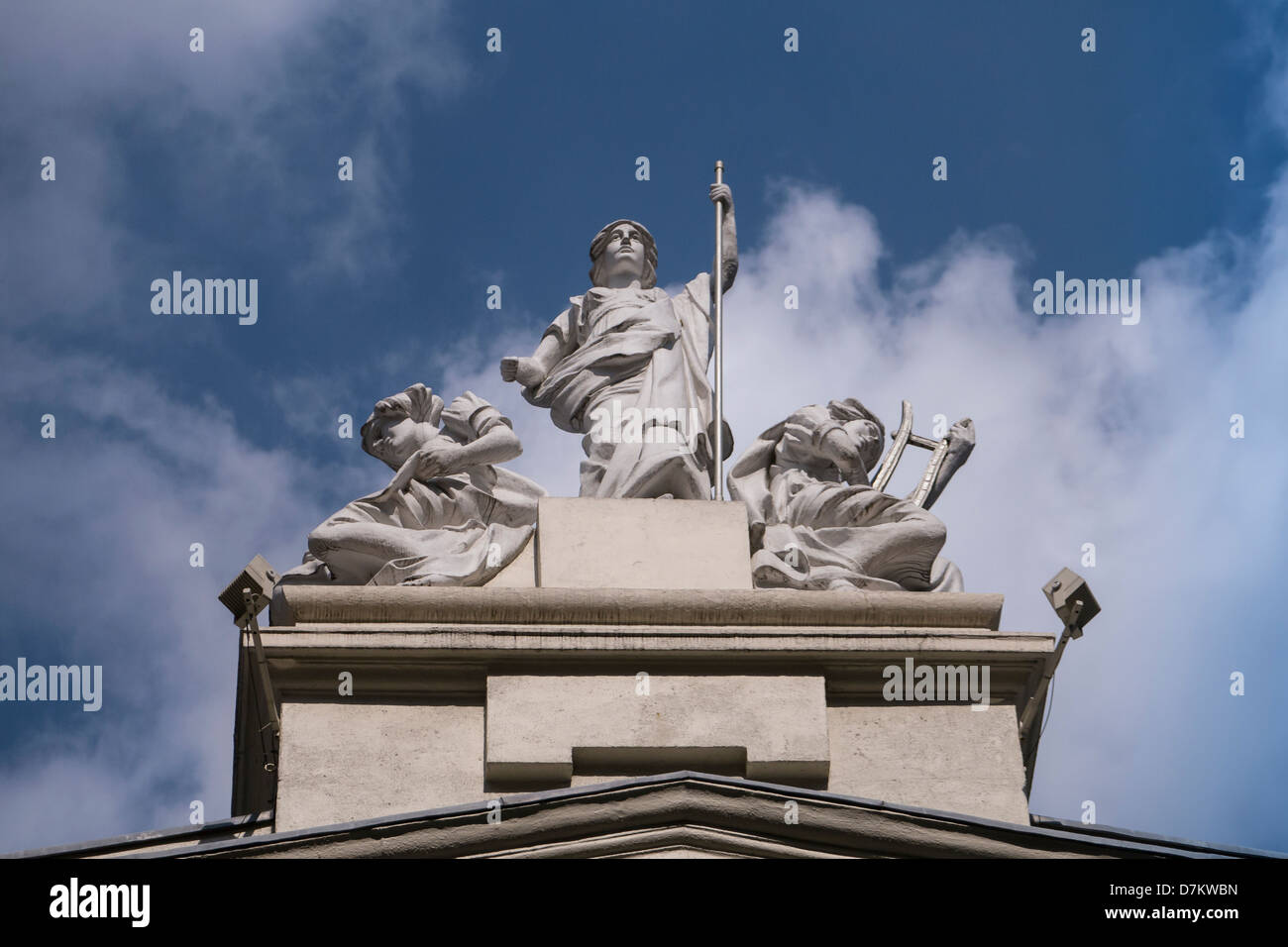 LONDON, Großbritannien - 06. MAI 2013: Statue auf dem London Palladium gegen den bewölkten Himmel Stockfoto