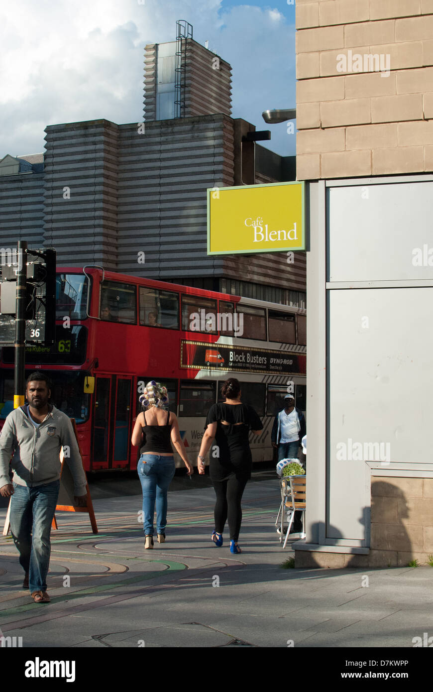 Frauen gehen auf der Straße mit Lockenwickler in an einem sonnigen Tag in Birmingham, England. Stockfoto