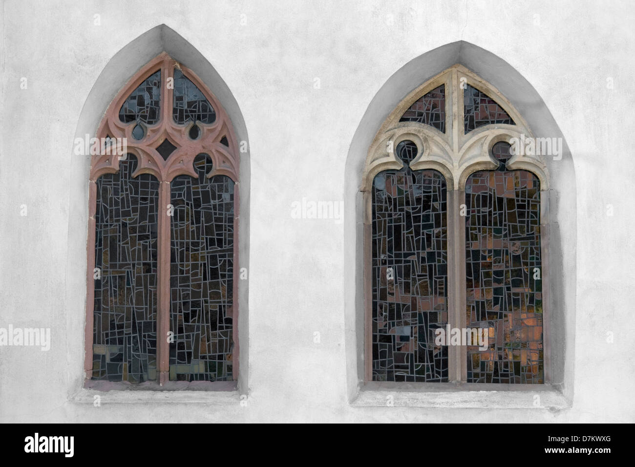 im Freien Schuss zeigt zwei alte Kirchenfenster Stockfoto