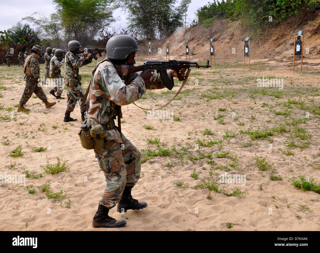 Soldaten mit der Liberianischen Streitkräfte Schießübungen, wie ein US-Marine Mentor Unterricht während eines Kampfes Treffsicherheit bei Edward Binyah Kesselly Kaserne 26. April 2013 in Monrovia, Liberia bietet. Stockfoto