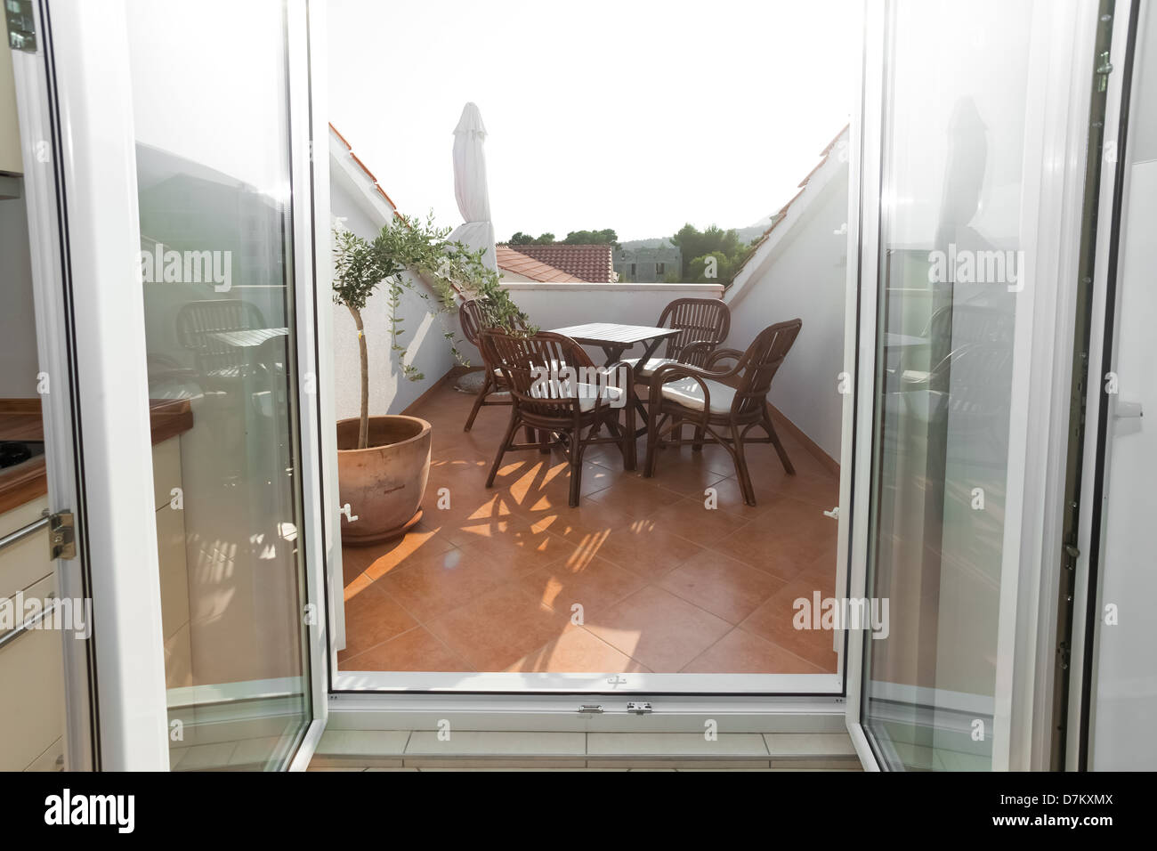 Außen Terrasse Wohnung in mediterraner Umgebung Stockfoto