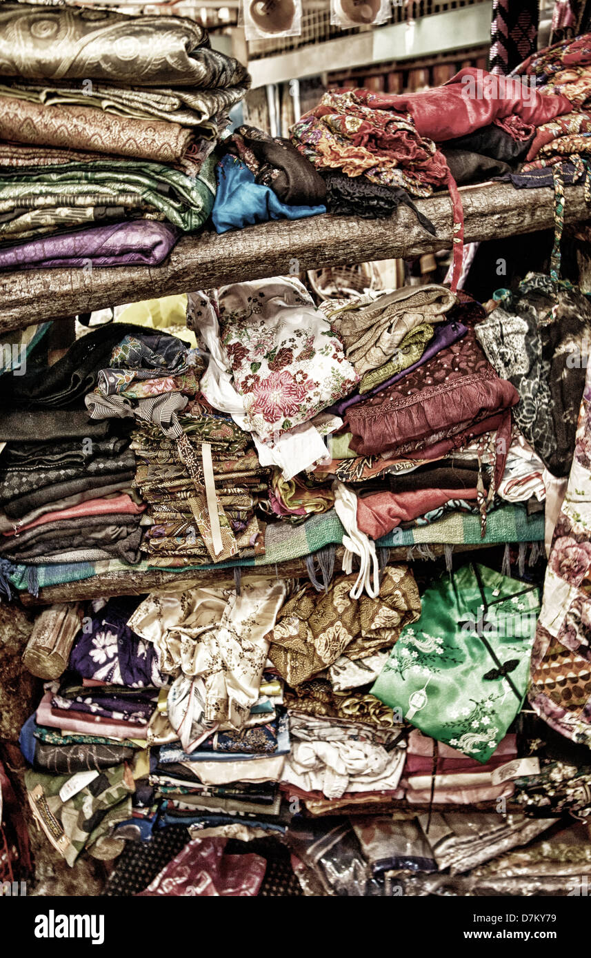 sehr grobe Haufen Kleidung in Verkaufsregalen in Chinatown kl malaysia Stockfoto