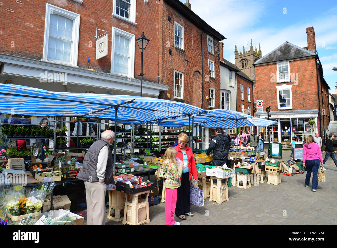 Stände mit Straßenmarkt, Schlossplatz, Ludlow, Shropshire, England, Vereinigtes Königreich Stockfoto