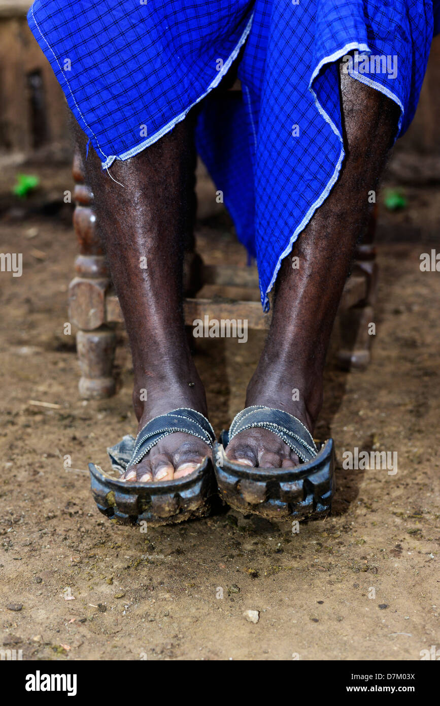 Masai Schuhe. Altreifen zu walking Sandalen geändert. Stockfoto