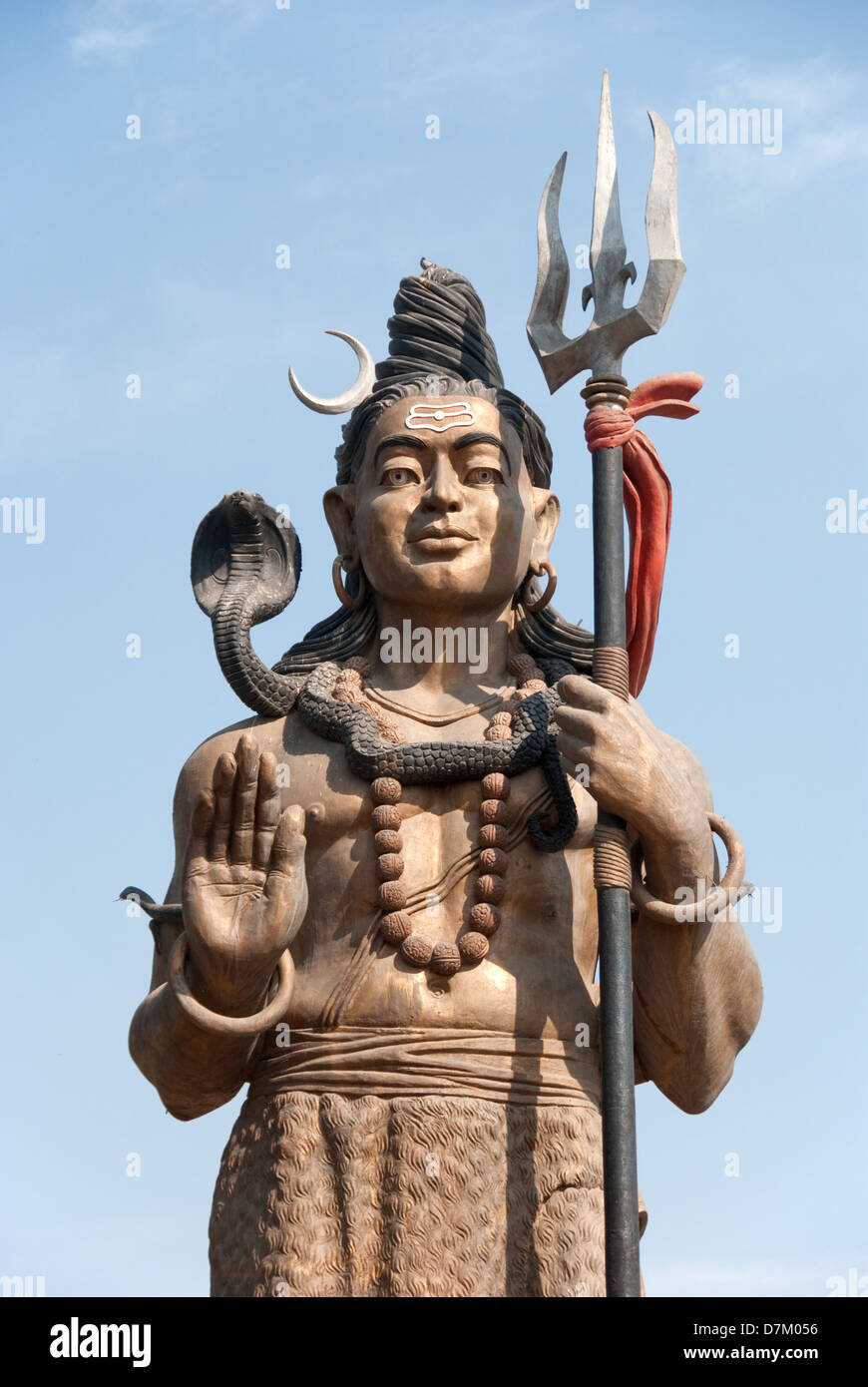 Lord Shiva mit einem Cobra Coil am Hals ist, den Schlangenbeschwörern glaubte, dass sie die direkten Nachkommen von sind.  Lord Shiva wird dargestellt, mit einer Kobra um seinen Hals gewickelt und wurde von Millionen von Hindus seit Jahrhunderten verehrt worden, und auch heute noch viele Hindus suchen Saperas so wie sie huldigen, Kobras leben können. Stockfoto