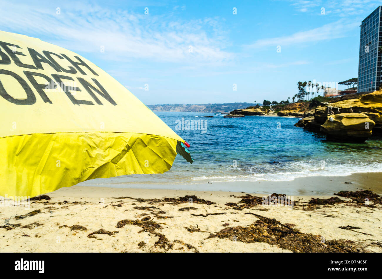 Strand Schwimmbad für Kinder. La Jolla, CA, USA. Schild "geöffnet" Strand auf einen Sonnenschirm geschrieben. Stockfoto