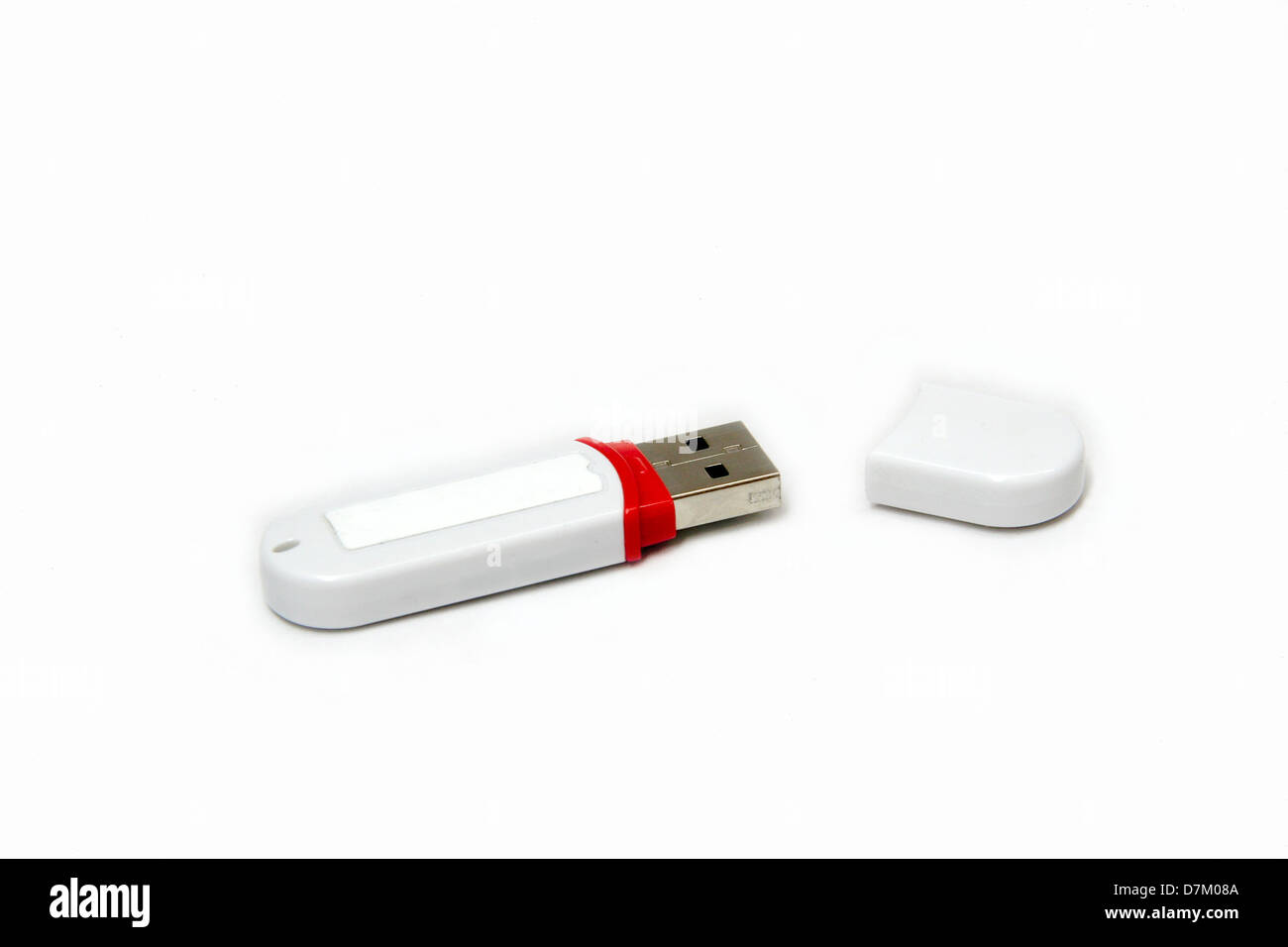 Weiß gefärbt USB-Stick mit offener Kappe, isoliert auf weißem Hintergrund  Stockfotografie - Alamy
