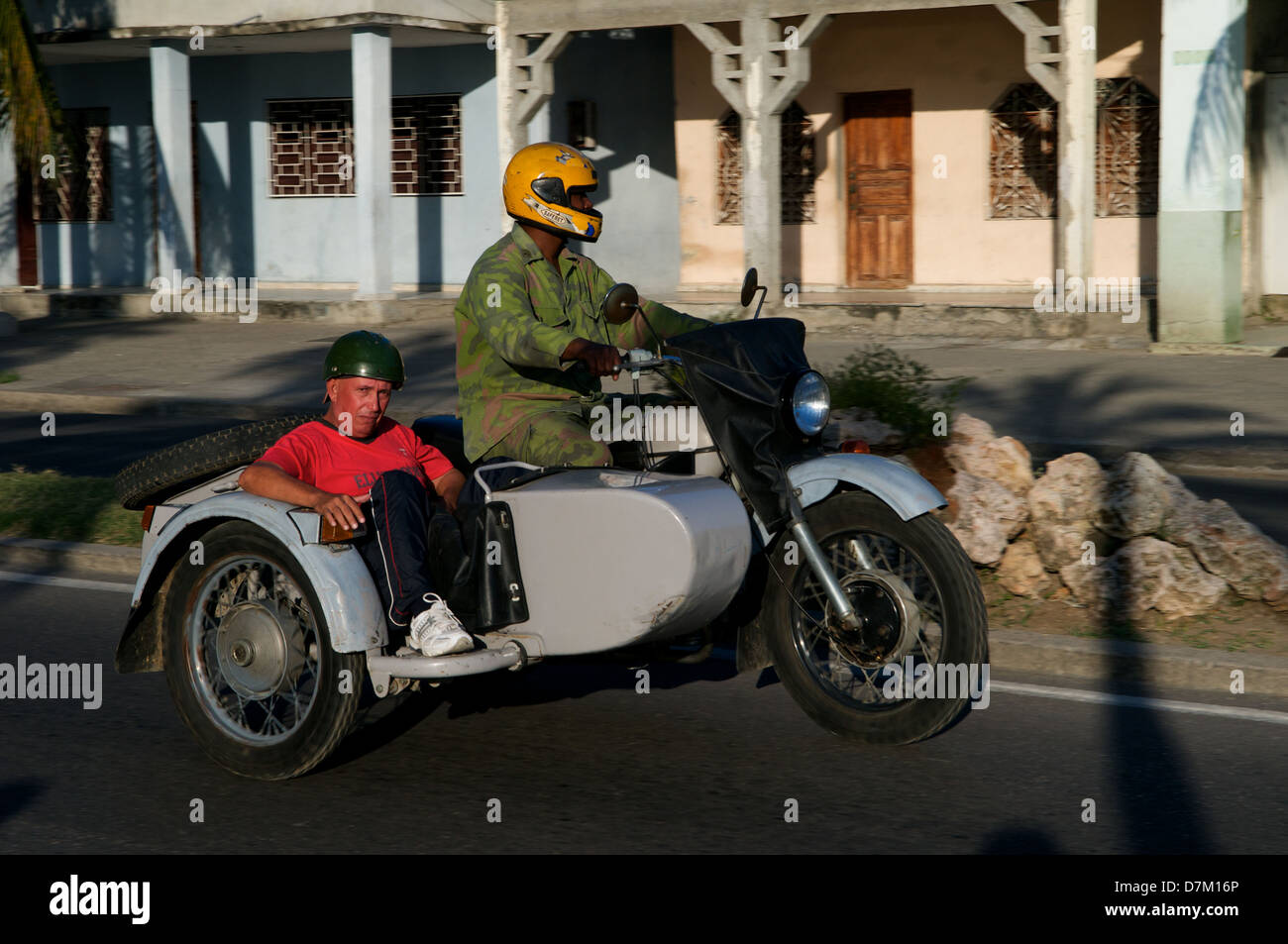 Sonnendurchflutetes Motorrad mit Beiwagen, Cienfuegos, Kuba. © Kraig Lieb Stockfoto