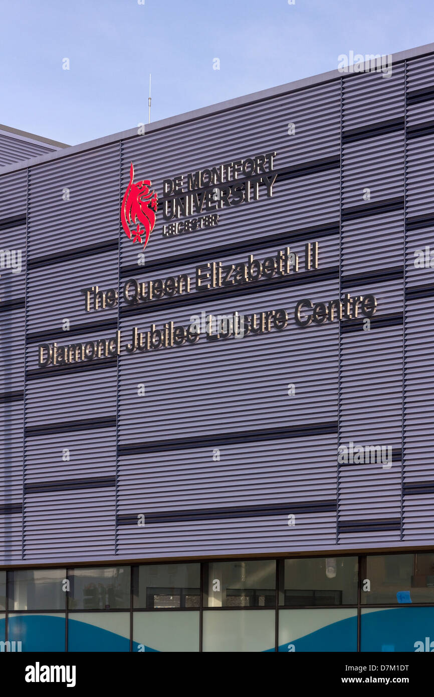 Erhöhte metall Schild auf abstellgleisen von Leicester De Montfort University, Leicester, England, Großbritannien Stockfoto