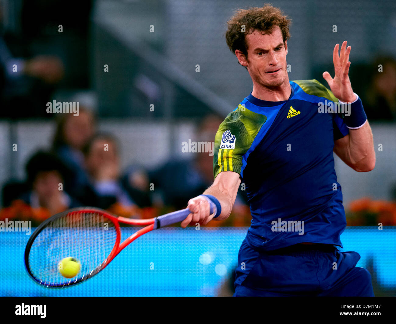 09.05.2013 Madrid, Spanien. Andy Murray aus Großbritannien spielt eine Vorhand Giles Simon von Frankreich während des Spiels zwischen Andy Murray aus Großbritannien und Giles Simon von Frankreich während Tag sieben der Madrid Open von La Caja Magica. Bildnachweis: Action Plus Sport Bilder/Alamy Live News Stockfoto