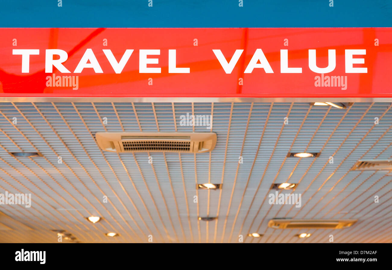 Travel-Value und duty free Shops am Flughafen - rote Werbung Stockfoto