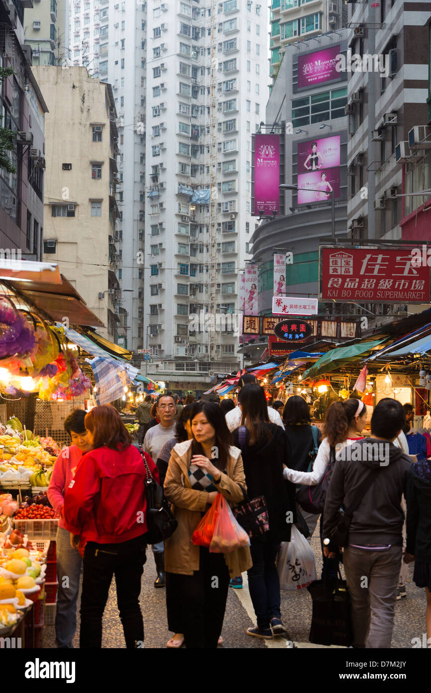 Menschen beim Einkaufen in einem überfüllten Straßenmarkt in Mong Kok, Kowloon, Hong Kong Stockfoto