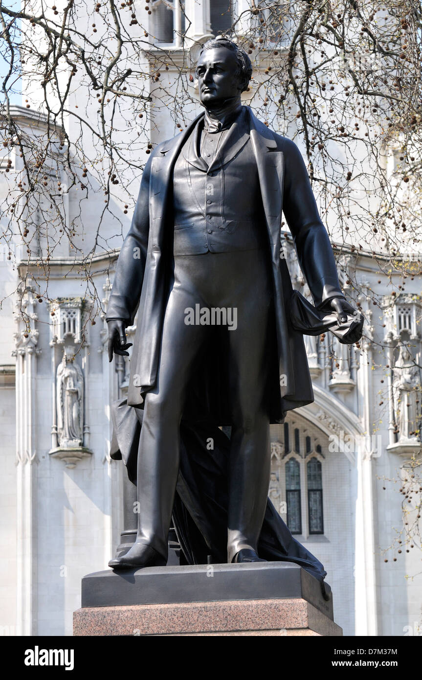 London, England, Vereinigtes Königreich. Statue (1877: Matthew Noble) von Sir Robert Peel (1788-1850) in Parliament Square Stockfoto