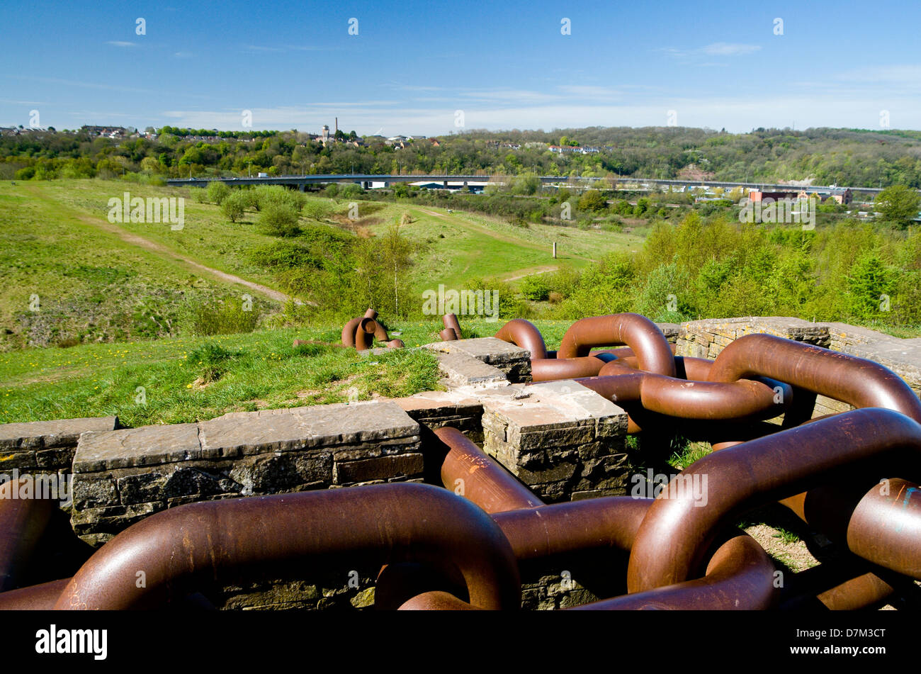 leise Links Kunst im öffentlichen Raum von Ian Randall, Grangemore Gemeinschaftspark, Grangetown, Cardiff, Südwales, uk. Stockfoto