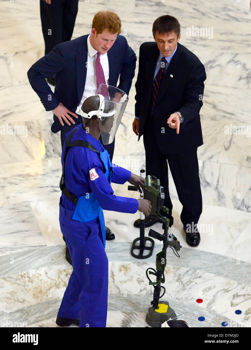 Washington DC, USA, 9. Mai 2013. Prinz Harry (L) besucht eine Ausstellung in der Russell Senate Office Building auf dem Capitol Hill in Washington, D.C., inszeniert von der HALO-Trust auf Donnerstag, 9. Mai 2013. Die HALO-Trust soll Landminen und andere Verunreinigungen, die durch den Krieg, die eine Gefahr für die Zivilbevölkerung darstellen könnte hinter sich gelassen zu entfernen. Bildnachweis: Ron Sachs / CNP/Alamy Live News Stockfoto