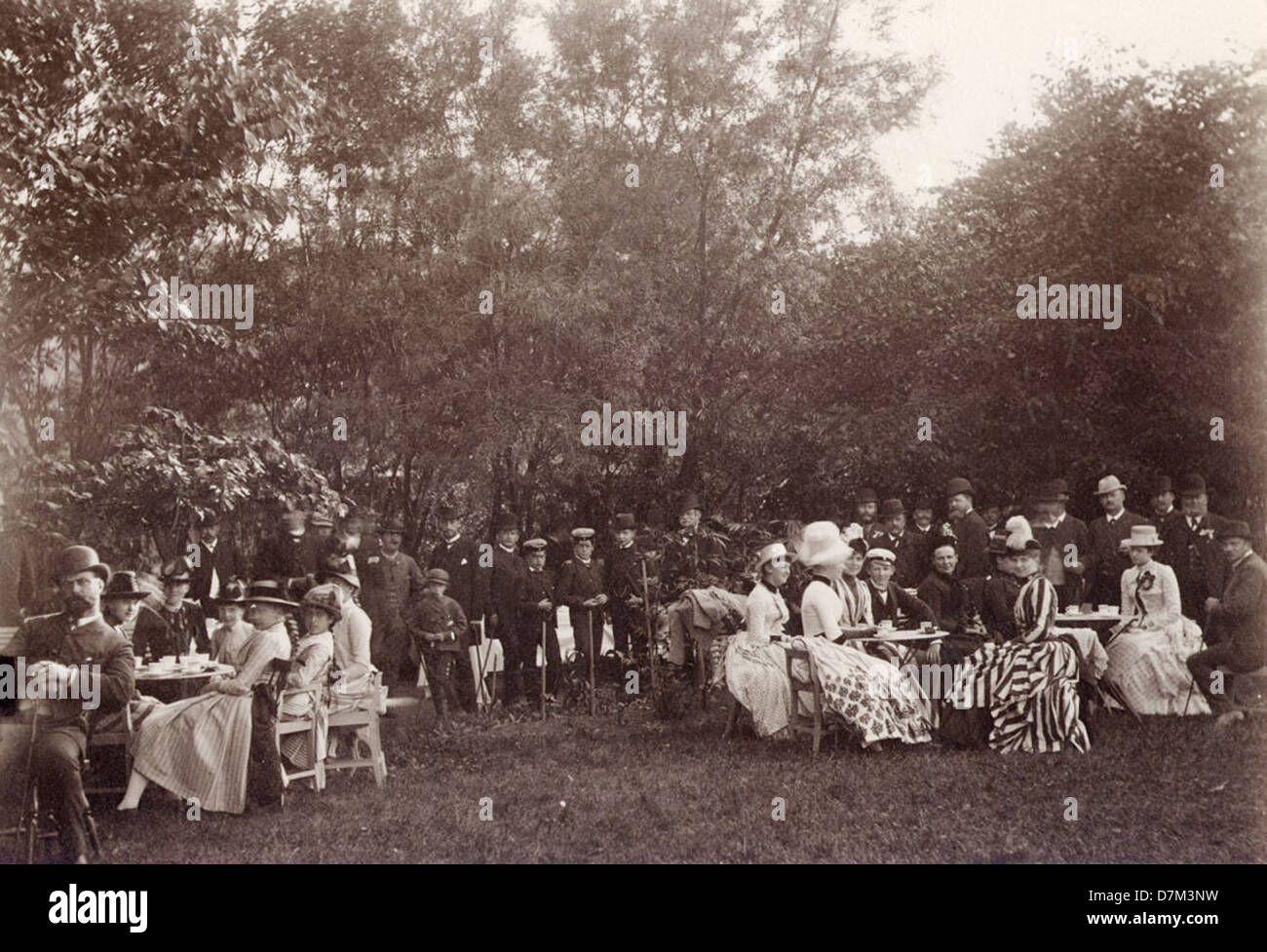 Ein Albumendruckfoto von Carl Curman, aufgenommen in den 1880er Jahren, zeigt Menschen, die sich im Lysekil Park in Schweden versammelten und das gesellschaftliche Leben und die öffentlichen Räume der Zeit festhalten. Stockfoto