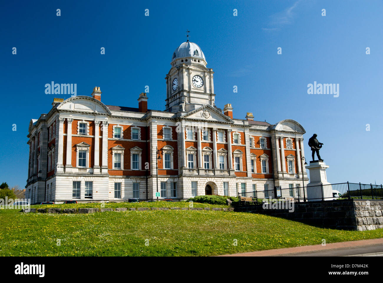 Ende des 19. Jahrhunderts wurden die Hafenbüros von David Davies gebaut, dessen Statue im Vordergrund steht, Barry, Vale of Glamorgan, South Wales, Großbritannien. Stockfoto