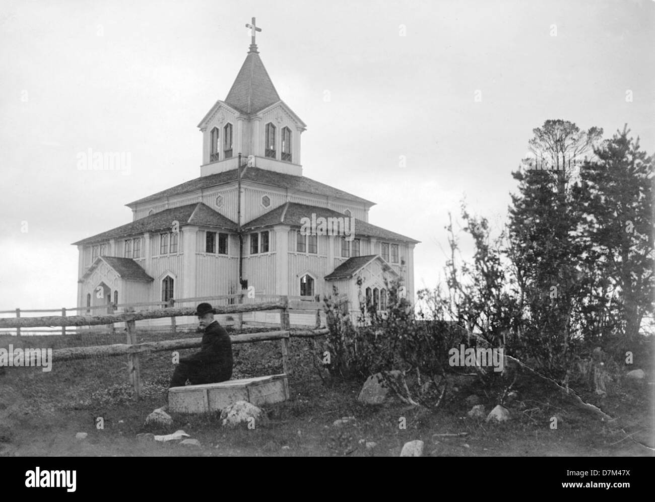 Dieser Albumenabdruck zeigt die Gällivare-Kirche in Lappland, Schweden, wie sie 1896 gesehen wurde. Das Bild zeigt die architektonischen Details der Kirche und ihre historische Bedeutung in der lokalen Gemeinde. Stockfoto
