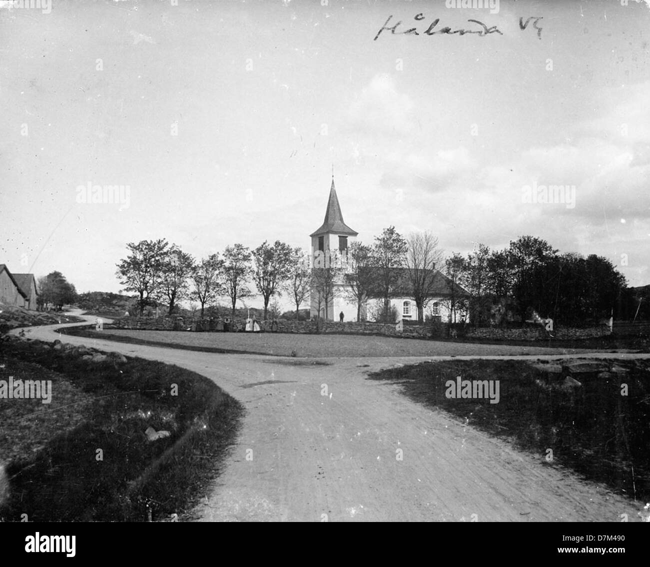 Dieser Albumendruck aus dem Jahr 1900 zeigt die Hlanda-Kirche in Västergötland, Schweden. Das Bild hebt den architektonischen Stil und die historische Bedeutung der Kirche während des frühen 20. Jahrhunderts hervor. Stockfoto