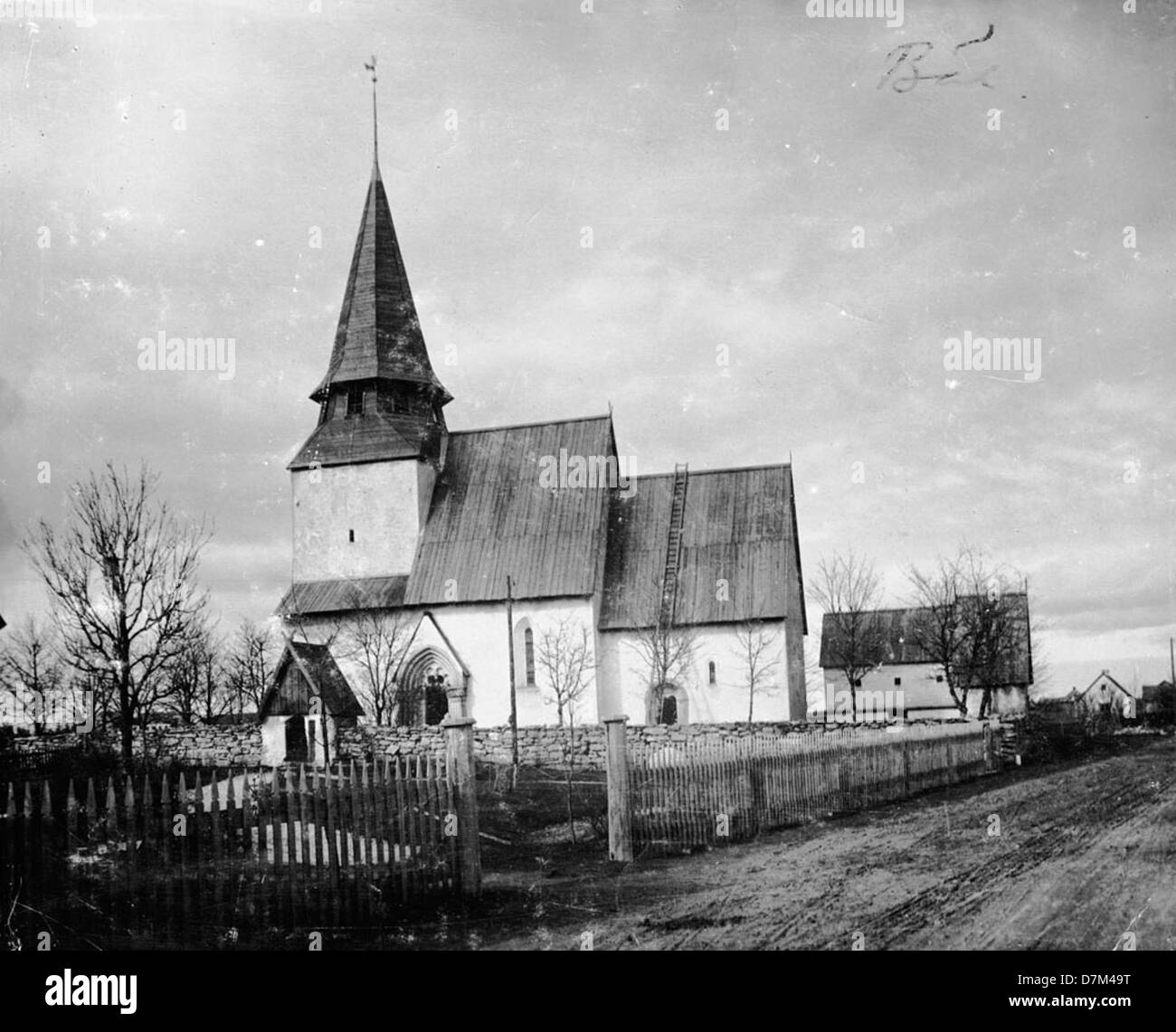 Dieser Albumenabdruck zeigt die Bäls-Kirche in Gotland, Schweden, aufgenommen in den späten 1800er Jahren Das Foto fängt die Kirche mit einem bewölkten Himmel im Hintergrund und einem Blick aus dem Süden ein. Stockfoto